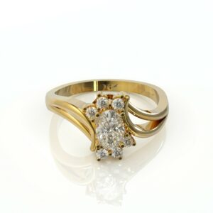 טבעת בעיצוב טוויסט ויהלומים דגם: Maya