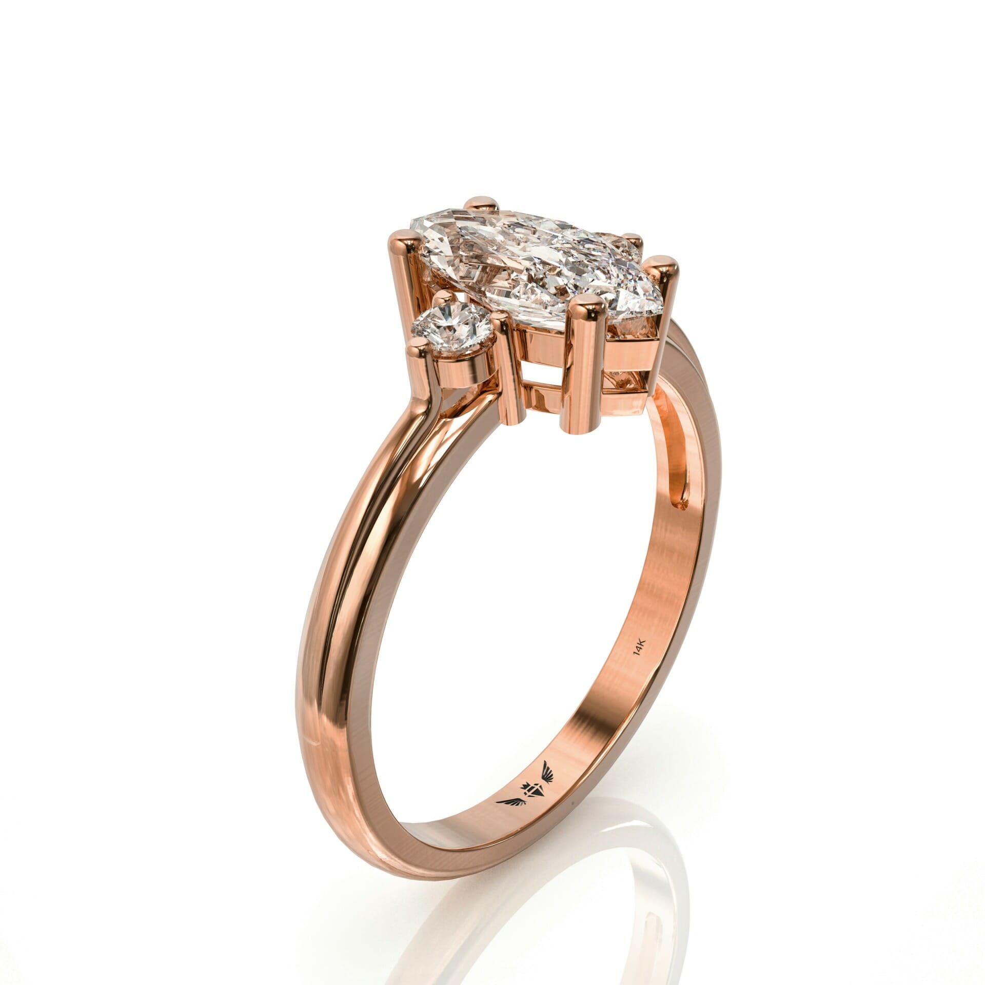 טבעת אירוסין זהב יהלום מרקיזה ושני יהלומים בצדדים דגם: איימי