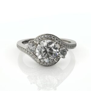 טבעת יוקרתית היילו טוויסיט יהלומים דגם: טיילור