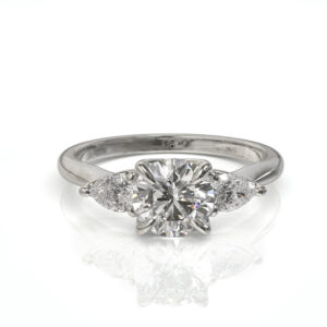 טבעת אירוסין משובצת יהלומי טיפה ויהלום עגול דגם: סידני