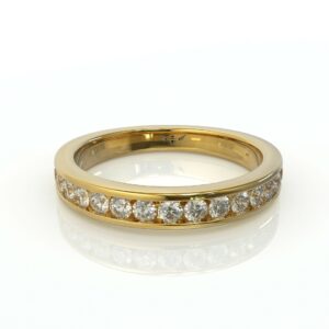 טבעת שורה משובצת יהלומים במסילה דגם: Olivia