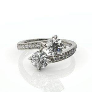 טבעת שורה בסגנון טוויסט ושני יהלומים עגולים דגם: ריצ'ל