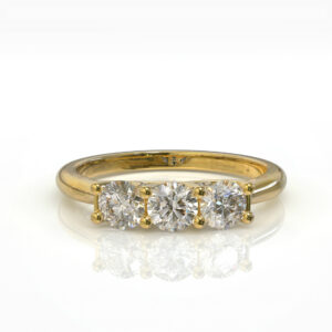 טבעת שורה עדינה זהב ויהלומים דגם: Vivian