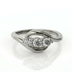 טבעת זהב בצורת עין שלוש יהלומים דגם: Elizabeth