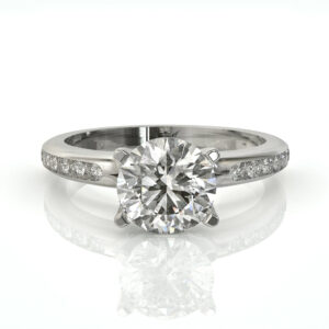 טבעת אירוסין קלאסית בעיצוב מיוחד משובצת יהלומים דגם: סקיי