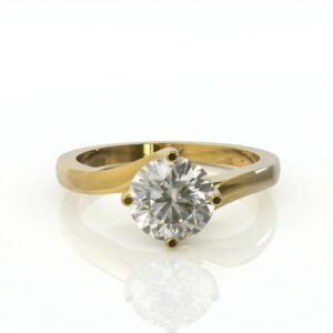 טבעת סוליטר טוויסט ויהלום עגול דגם: ג'ייד